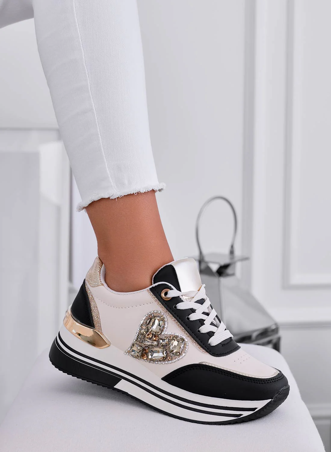 ABBY - Sneakers nere con gioiello a cuore e zeppa - Image 3