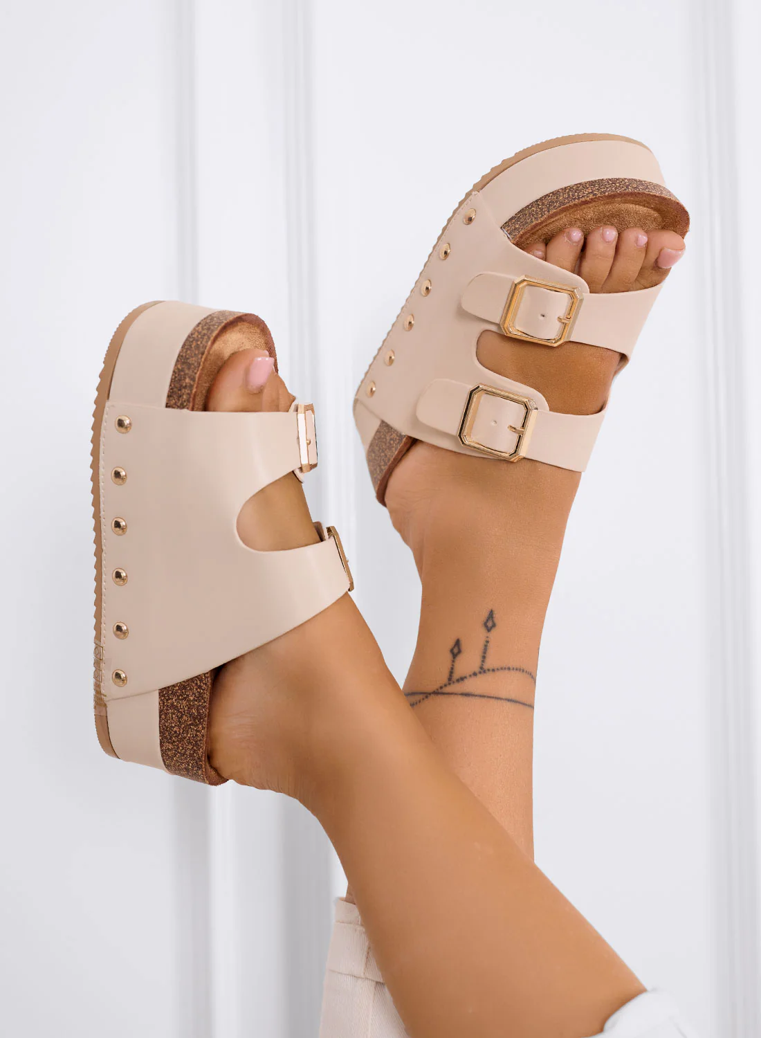 ABLA - Sandali Zeppe platform beige con doppia fibbia e borchie dorate - Image 2