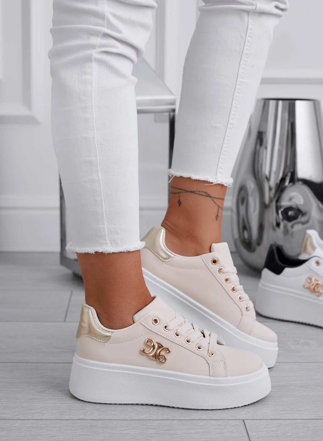 ANNARITA - Sneakers beige con retro e applicazione oro - Image 2