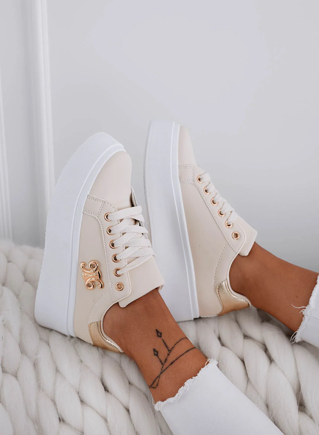 ANNARITA - Sneakers beige con retro e applicazione oro - Image 3