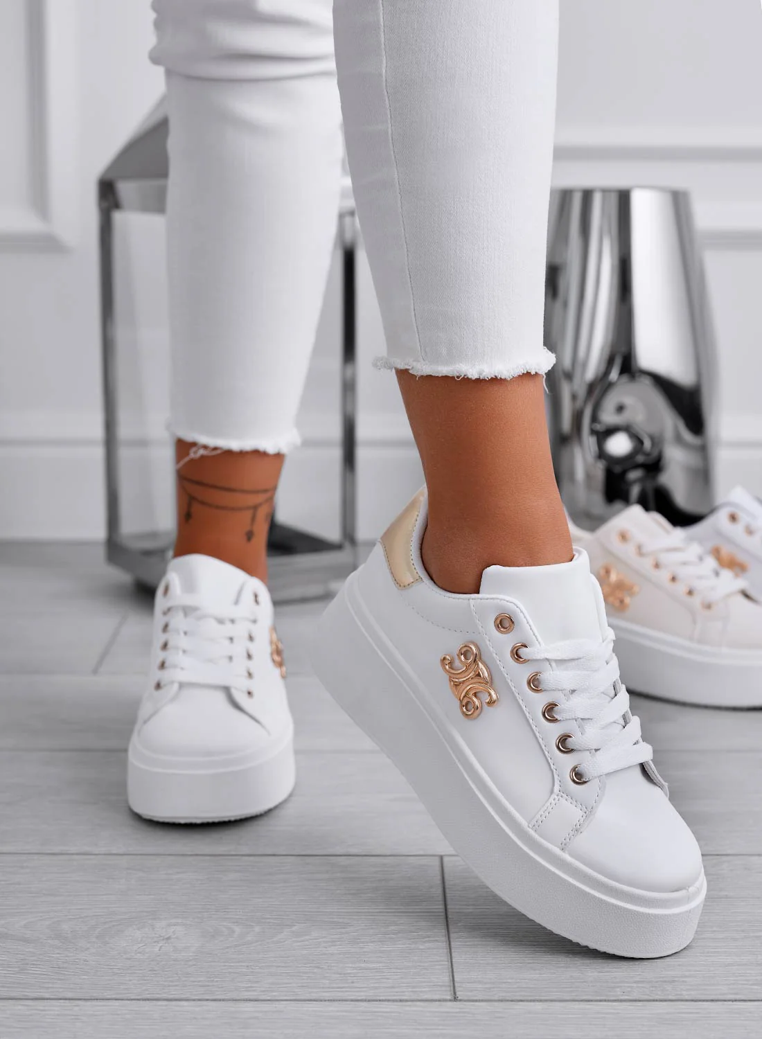 ANNARITA - Sneakers bianche con retro e applicazione oro - Image 2