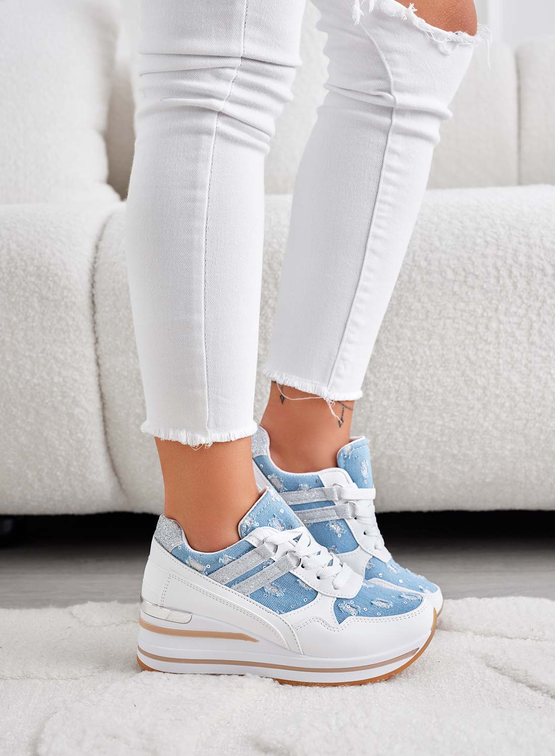 AVERY - Sneakers bianche con zeppa e inserti blu jeans - Image 2