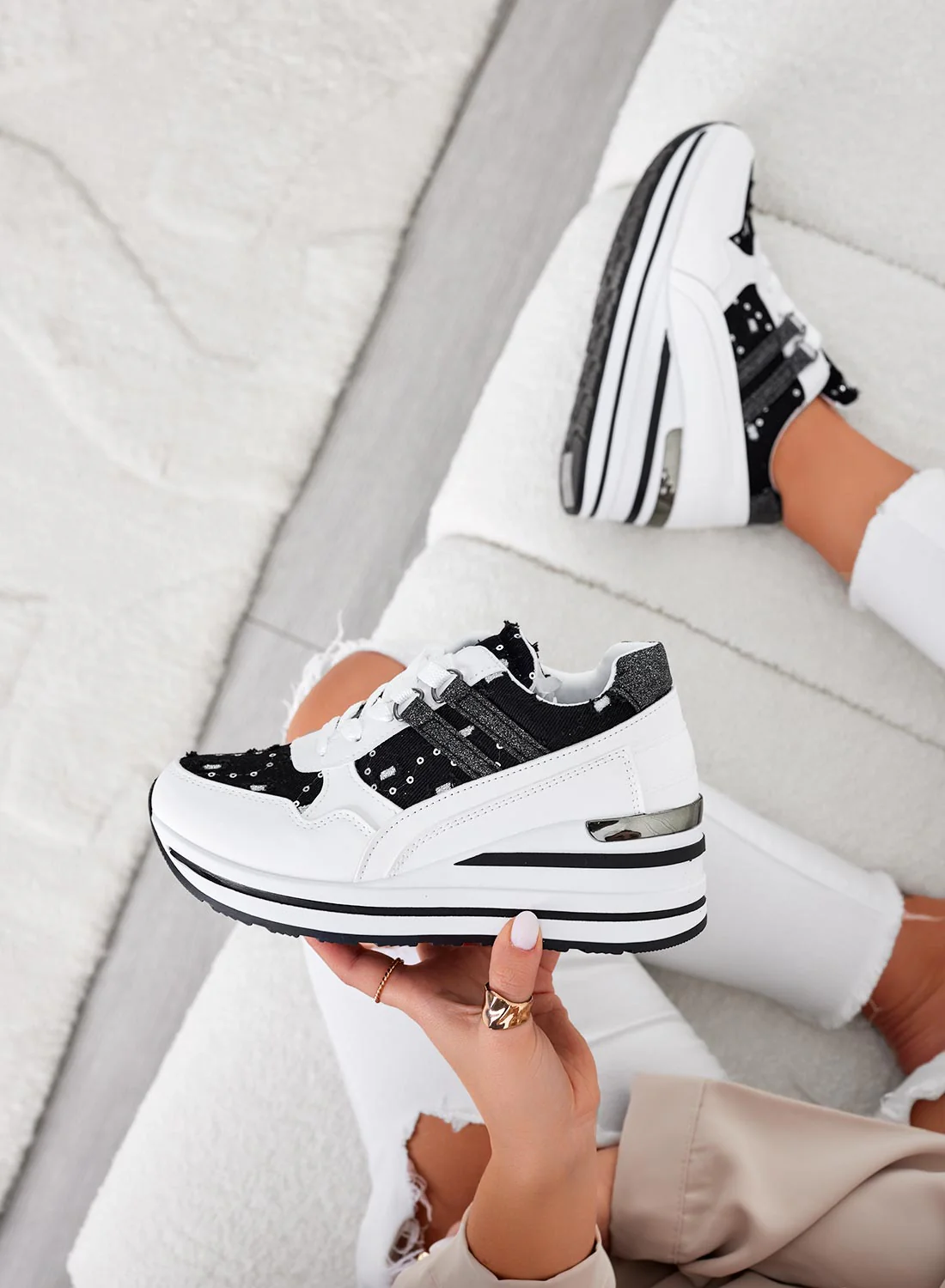 AVERY - Sneakers bianche con zeppa e inserti neri in jeans - Image 4