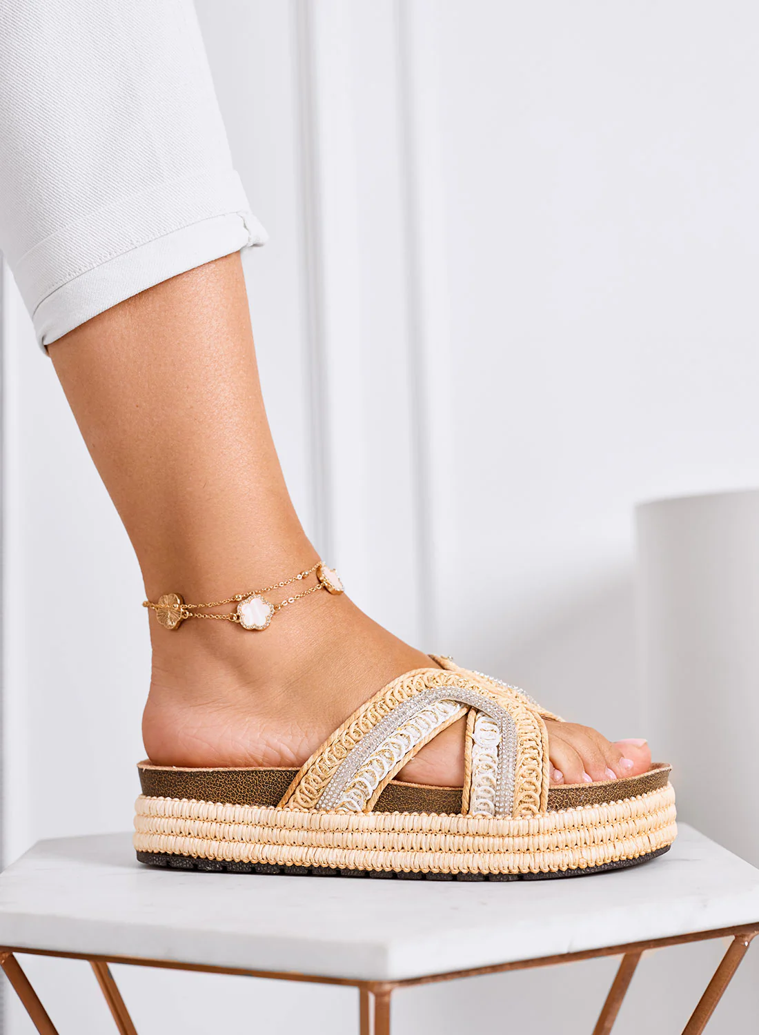 BEATRICE - Sandali Ciabatte beige con intreccio decorativo e strass - Image 3