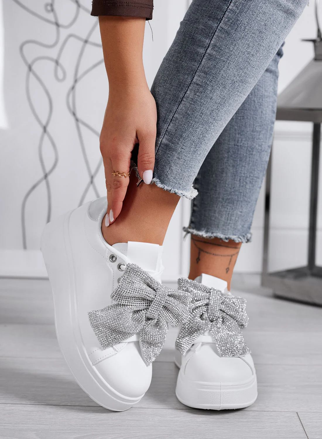 BELGA - Sneakers bianche  con fiocco in strass argento