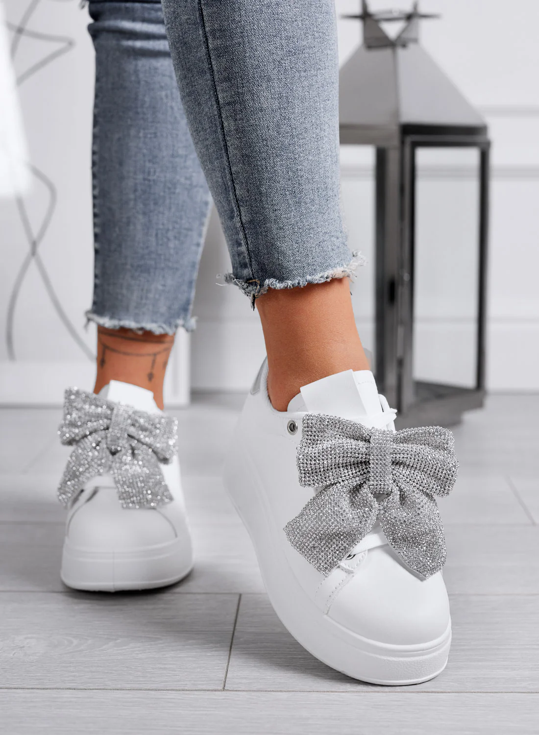 BELGA - Sneakers bianche  con fiocco in strass argento - Image 2