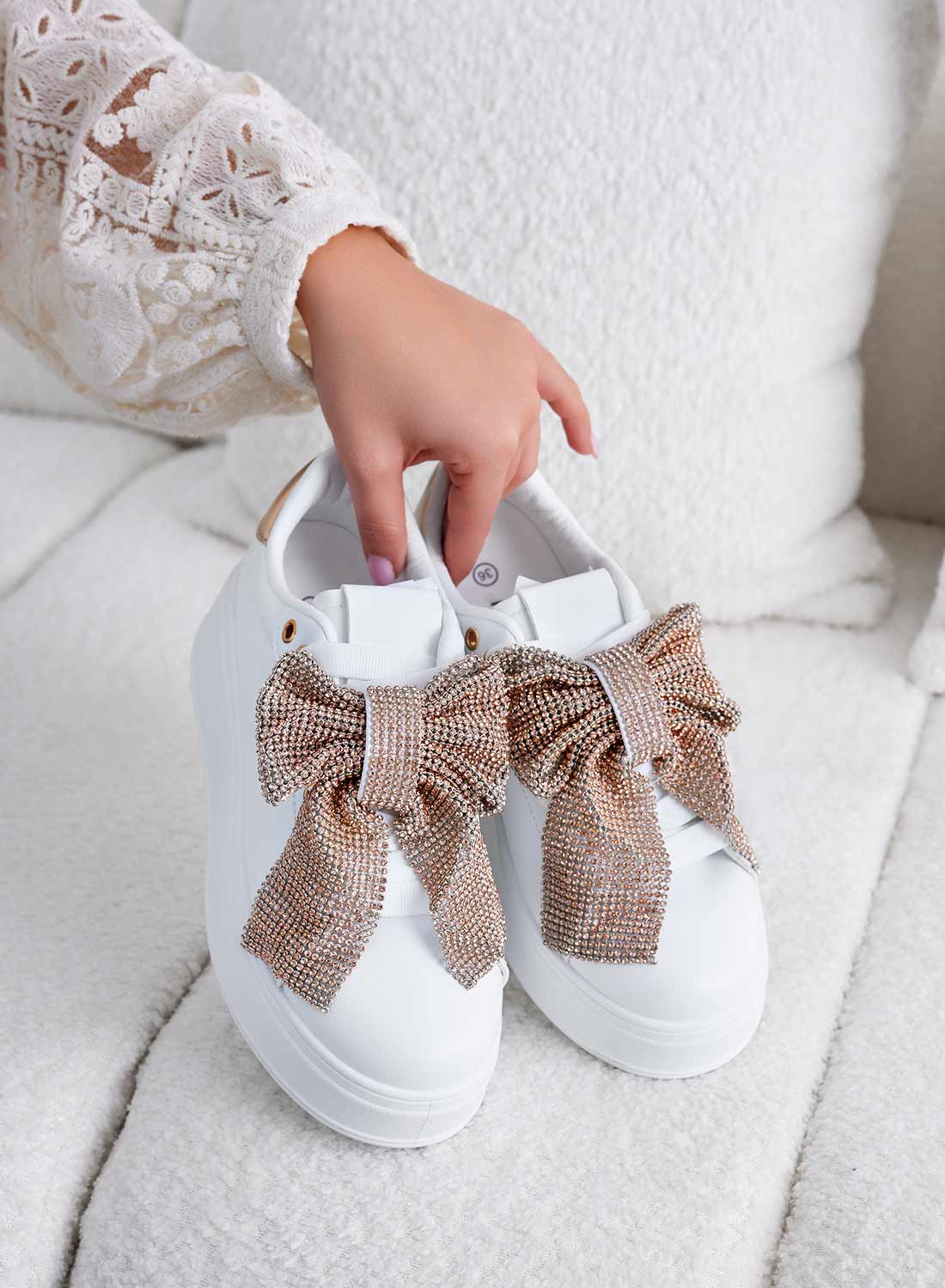 BELGA - Sneakers bianche con fiocco in strass oro rosa - Image 4
