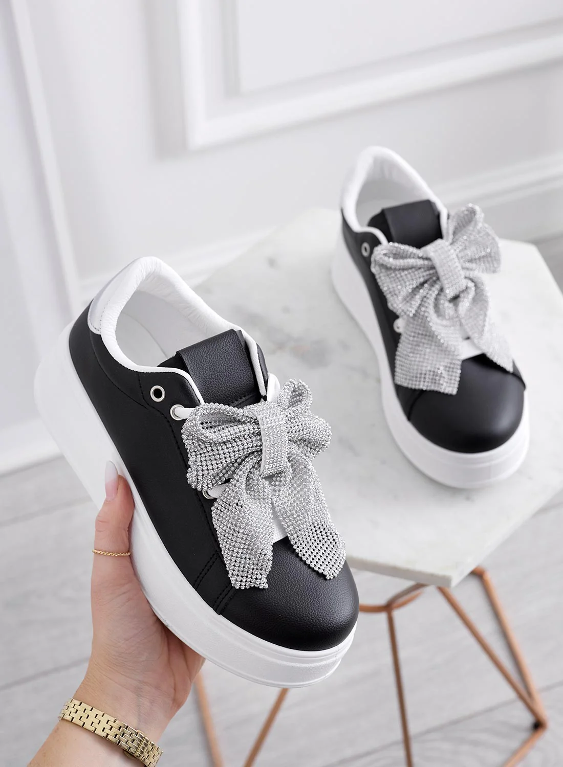 BELGA - Sneakers nere con fiocco in strass