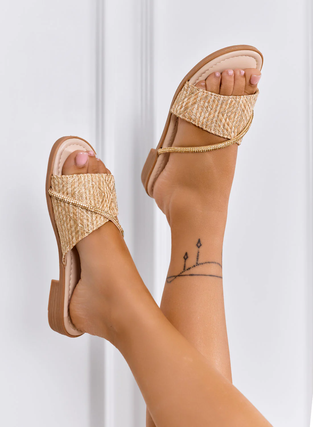 BENEDETTA - Sandali bassi oro con fascia intrecciata - Image 4