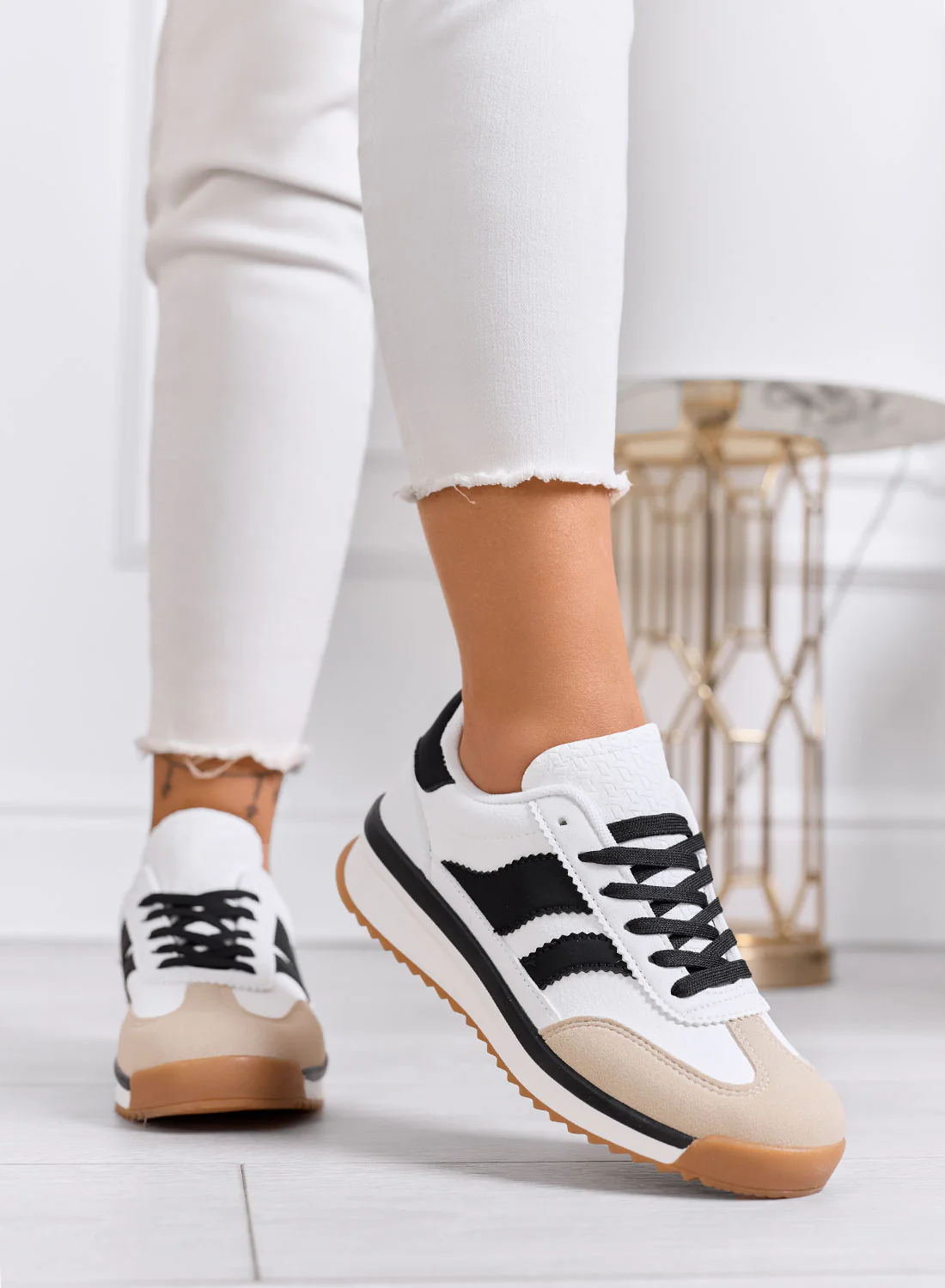 BIELLA - Sneakers bianche in tessuto con dettagli neri e suola in gomma