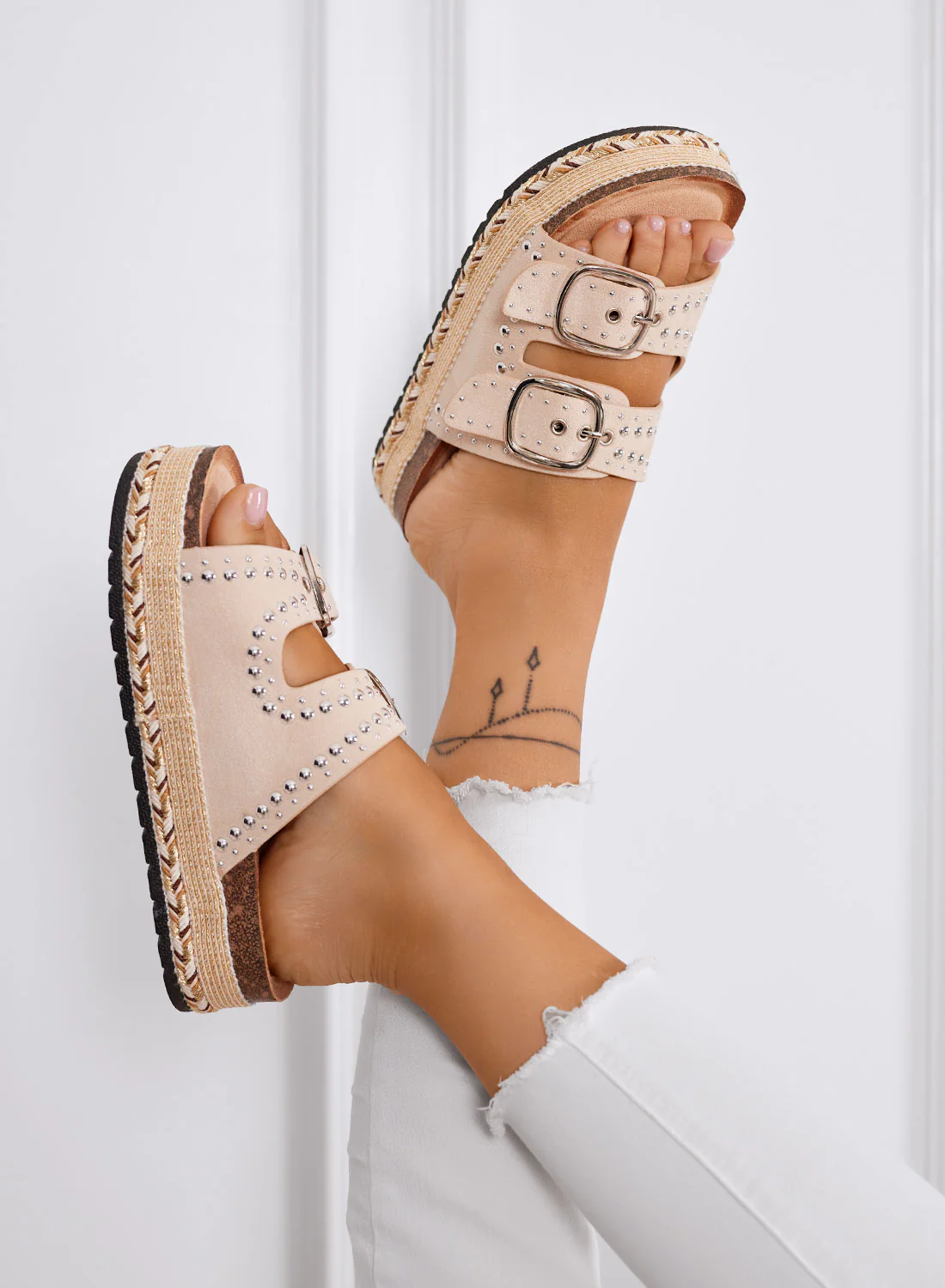 BILBAO - Sandali beige Ciabatte platform con borchie e doppia fibbia - Image 3