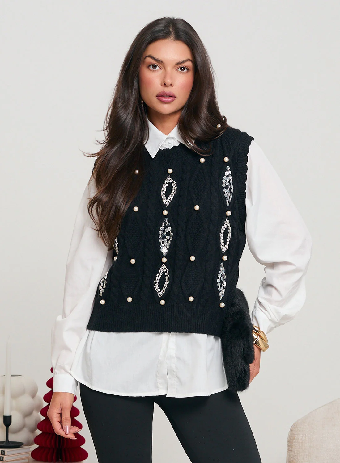 Camicia bianca con gilet nero  decorato con paillettes e perline