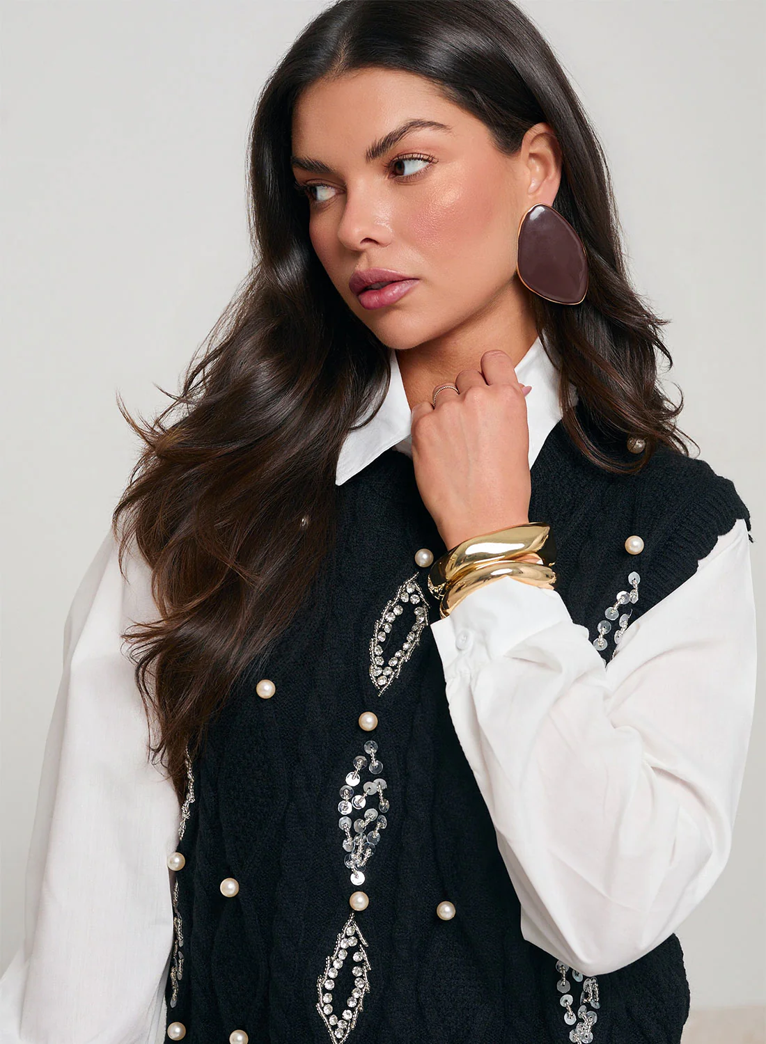 Camicia bianca con gilet nero  decorato con paillettes e perline - Image 2