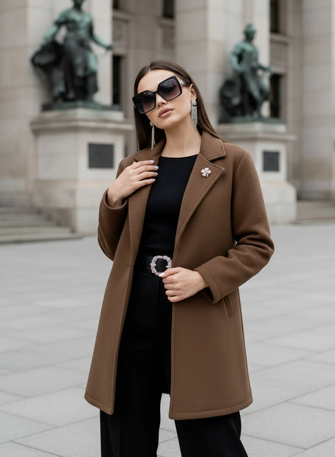 Cappotto marrone con bottone nero e spilla - Image 5