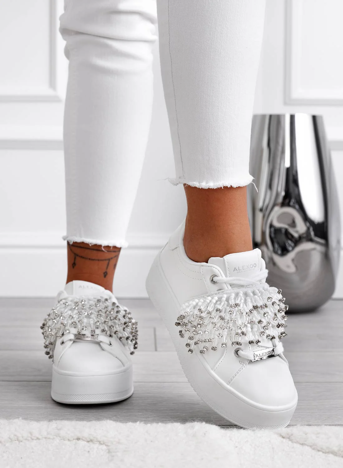 CARRY - Sneakers bianche Alexoo con fascia in strass - Image 4