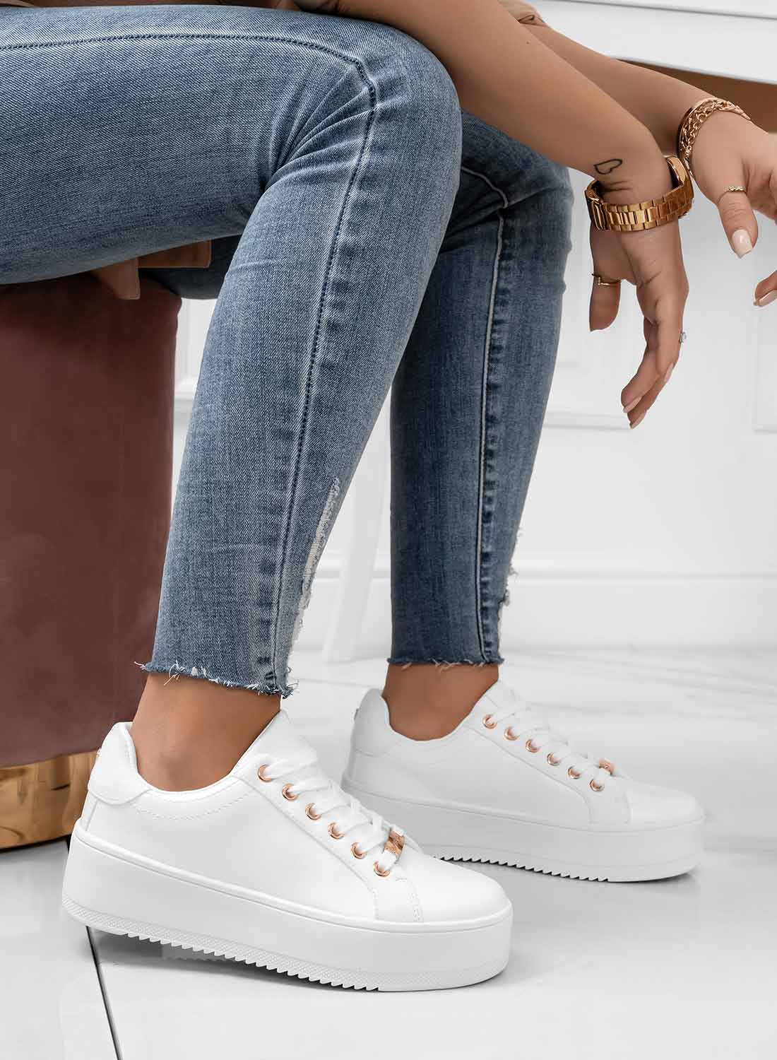 CARRY - Sneakers Bianche con rifiniture oro - Image 2