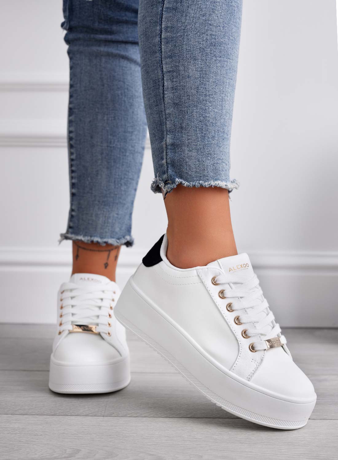 CARRY - Sneakers bianche con rifiniture oro e retro nero - Image 2