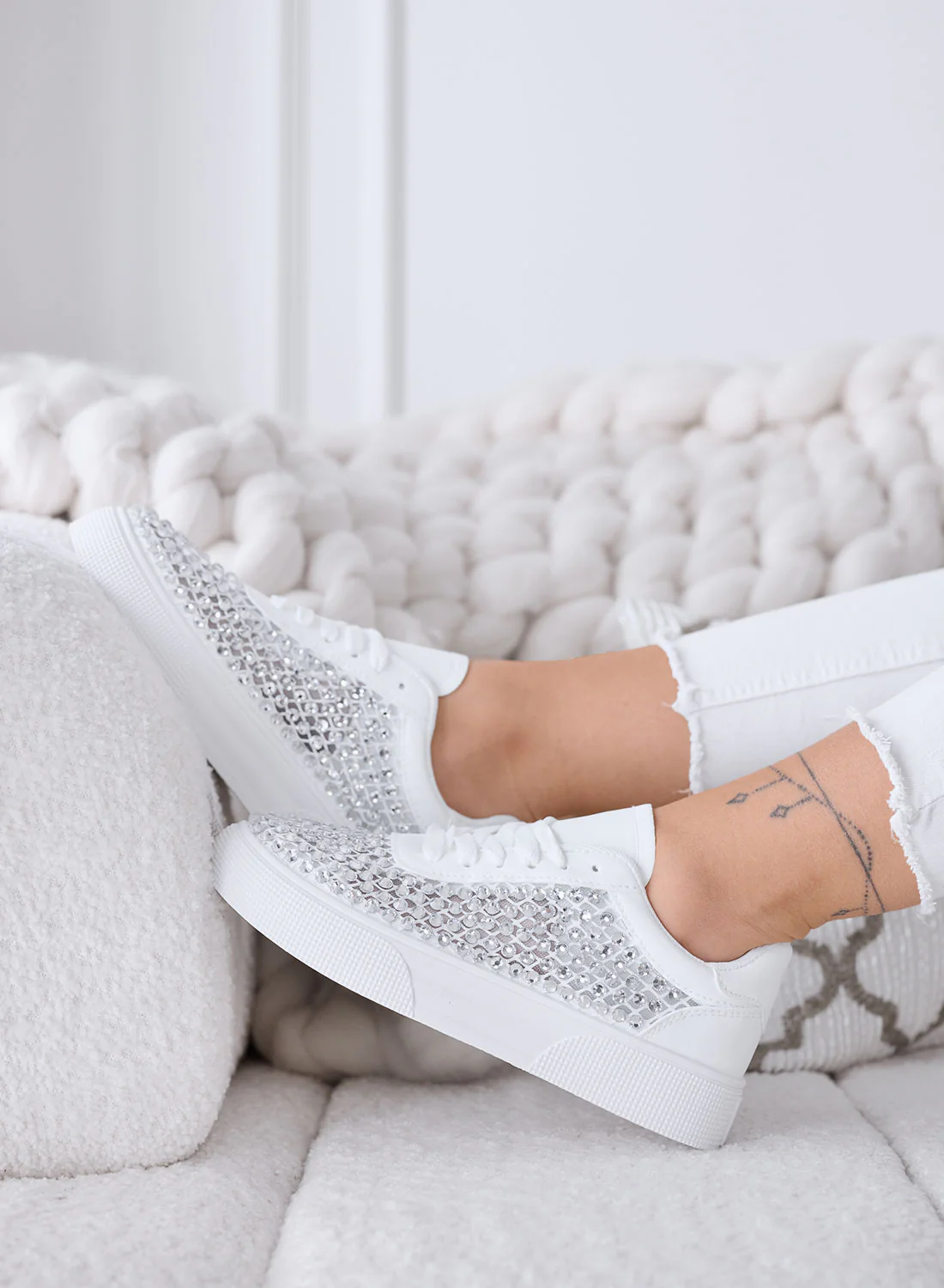 CASSANDRA - Sneakers Bianche con Strass e Dettagli Luminosi - Image 2