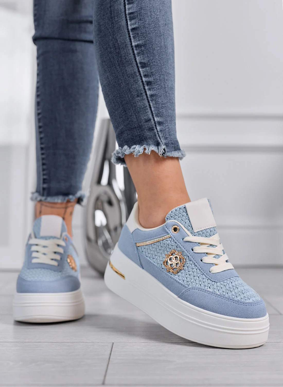 CLARA - Sneakers azzurre Platform con Inserti Intrecciati e Dettagli Oro - Image 2