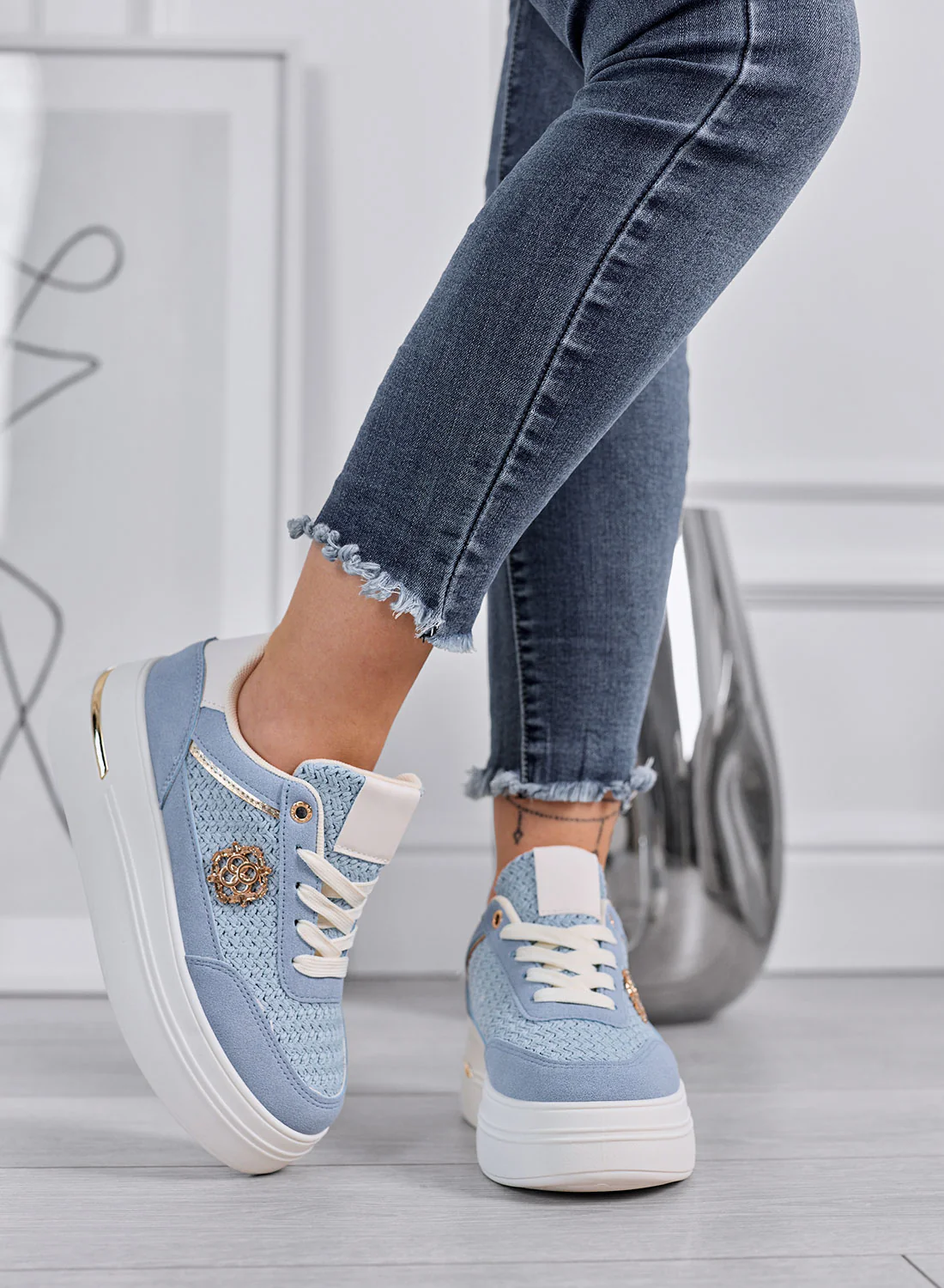 CLARA - Sneakers azzurre Platform con Inserti Intrecciati e Dettagli Oro - Image 3