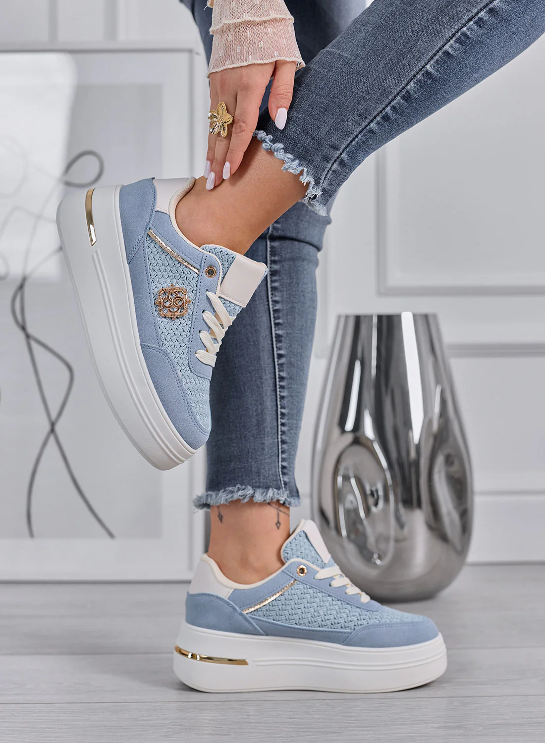 CLARA - Sneakers azzurre Platform con Inserti Intrecciati e Dettagli Oro - Image 4