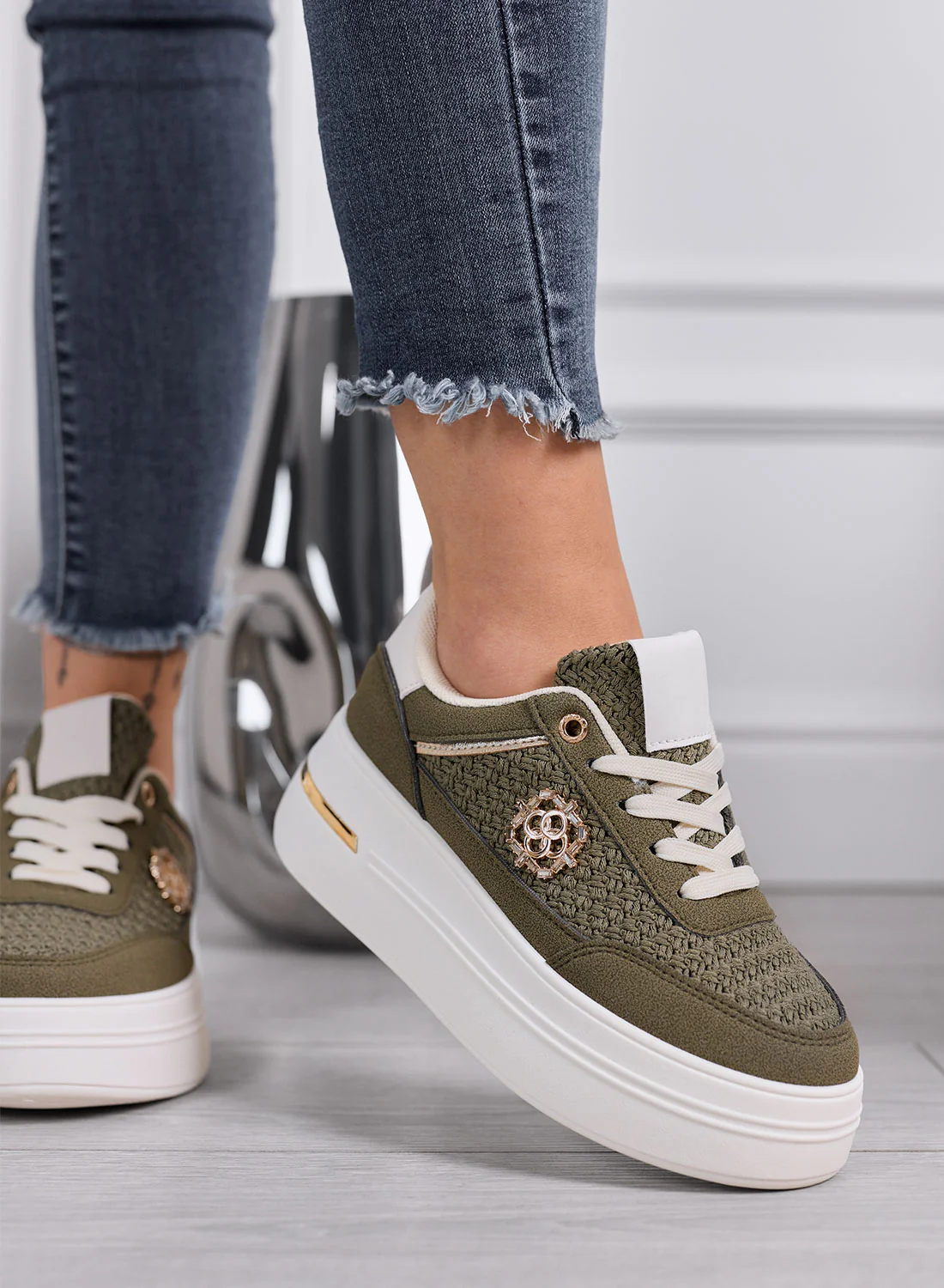 CLARA - Sneakers verdi Platform con Inserti Intrecciati e Dettagli Oro