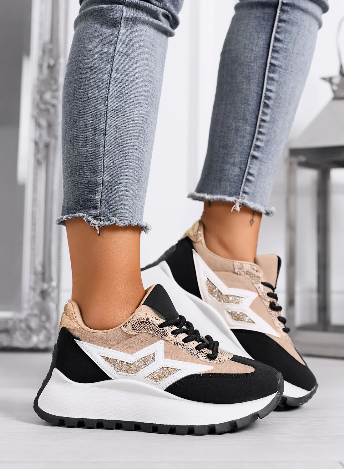 CLARISSA - Sneakers beige e nere con dettaglio glitter e suola spessa