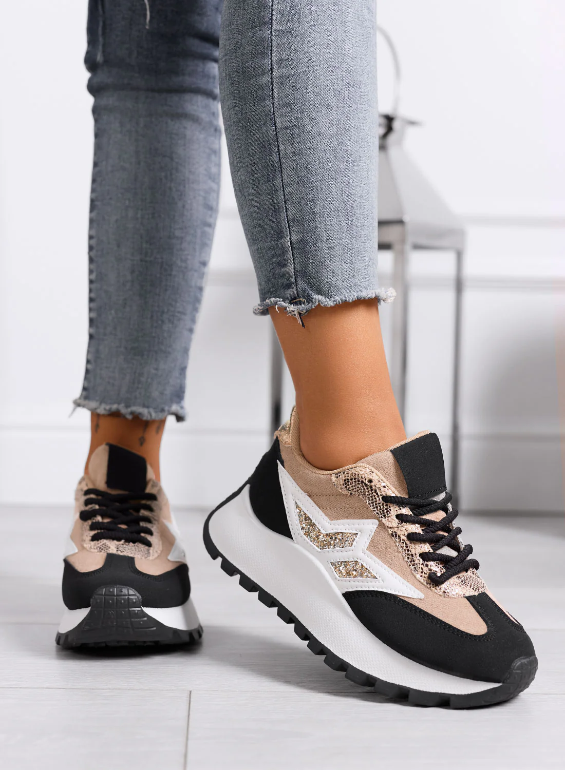 CLARISSA - Sneakers beige e nere con dettaglio glitter e suola spessa - Image 2