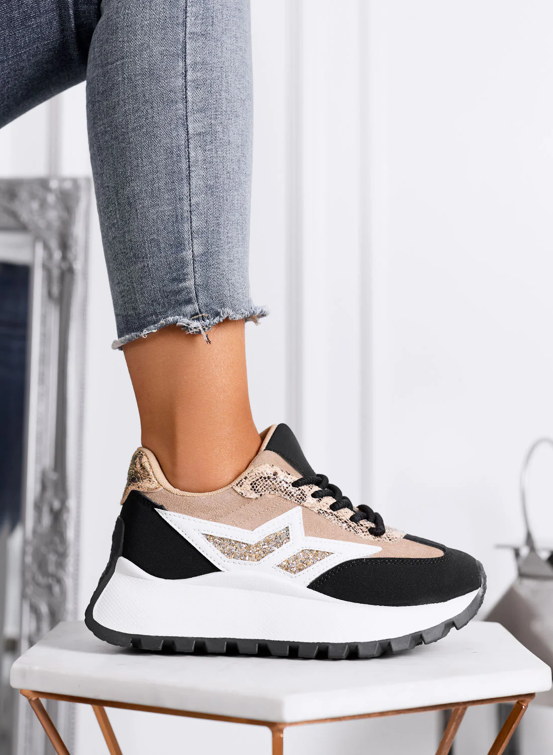 CLARISSA - Sneakers beige e nere con dettaglio glitter e suola spessa - Image 3