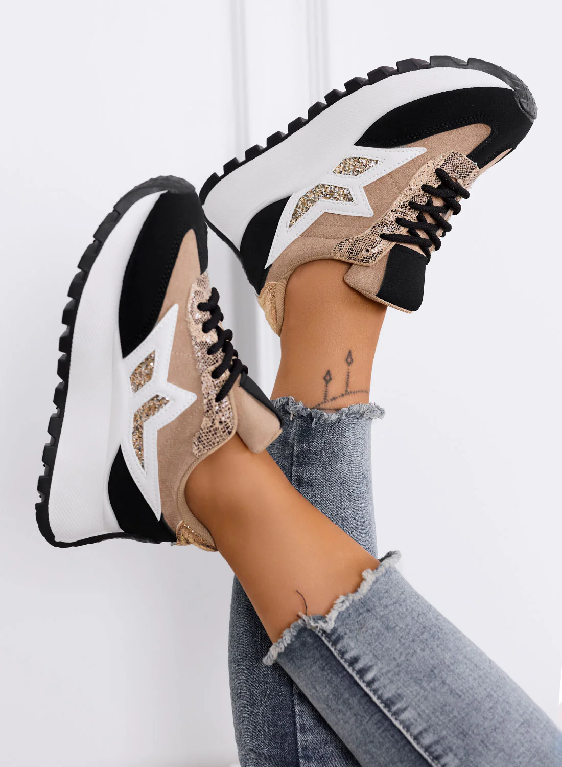 CLARISSA - Sneakers beige e nere con dettaglio glitter e suola spessa - Image 4