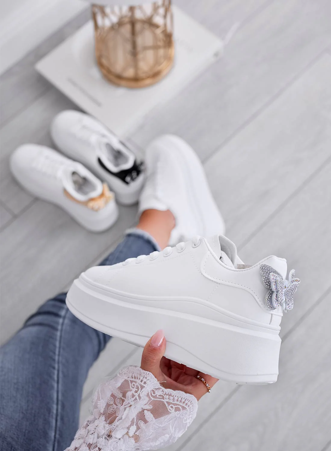 Sneakers bianche con farfalla gioiello argento