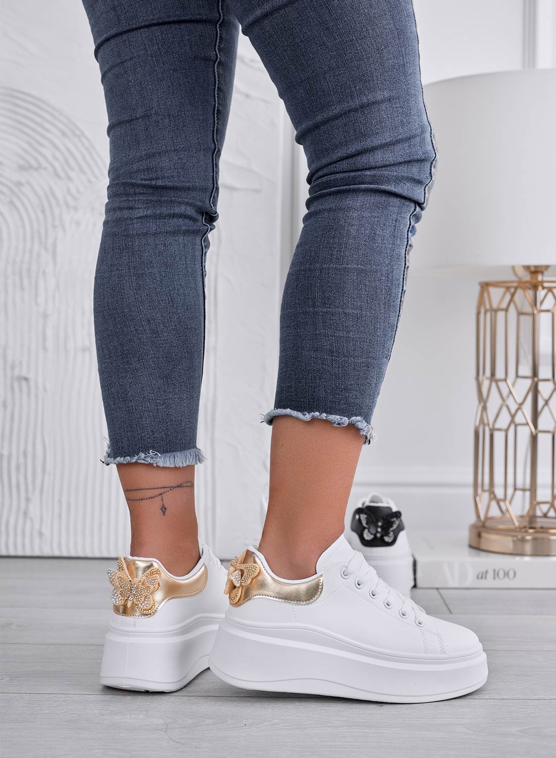 Sneakers bianche con retro oro e farfalla gioiello - Image 2