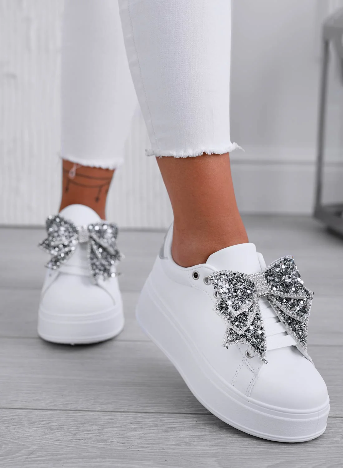 CRYSTAL - Sneakers bianche con zeppa e fiocco gioiello argento - Image 2