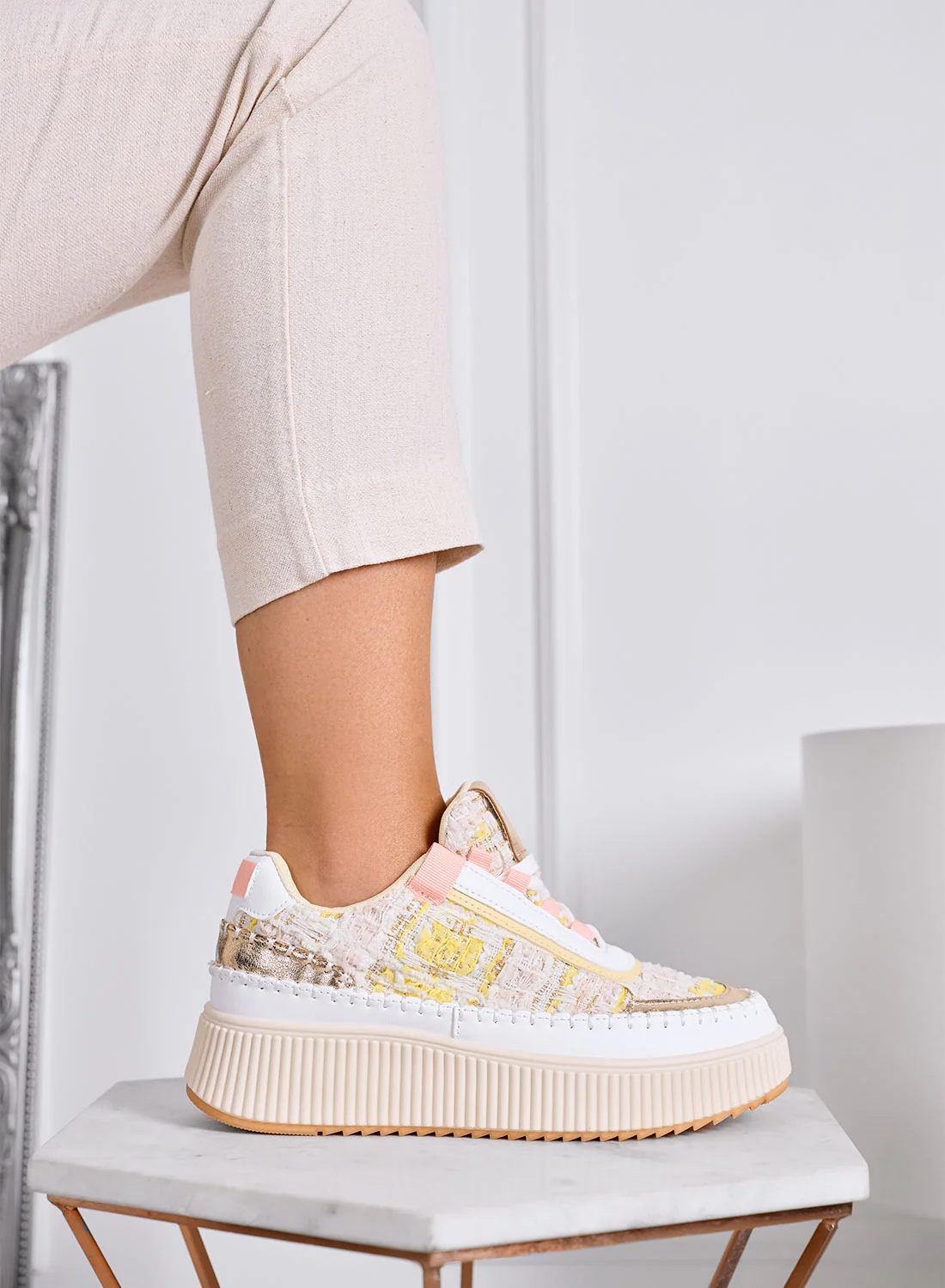 Sneakers beige platform in tweed giallo con dettagli oro - Image 2