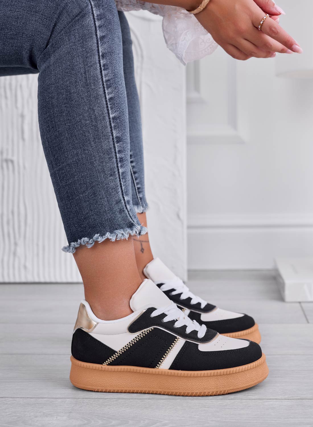 DAMIANA - Sneakers nere con inserti oro e suola in gomma - Image 3