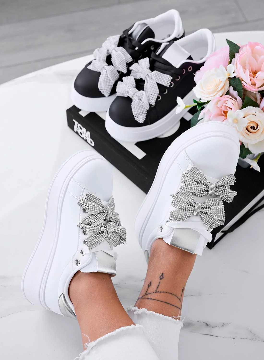 DEZZY - Sneakers bianche con fiocchi in strass argento - Image 3