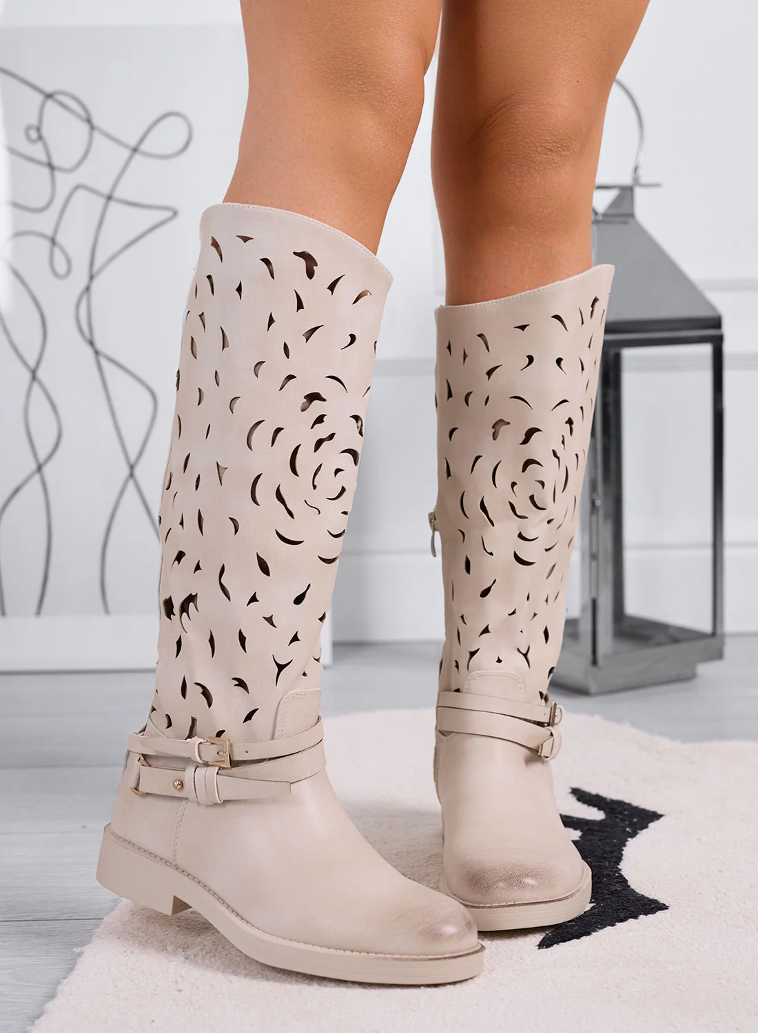 DIANA - Stivali beige da donna traforati con cinturino - Image 3