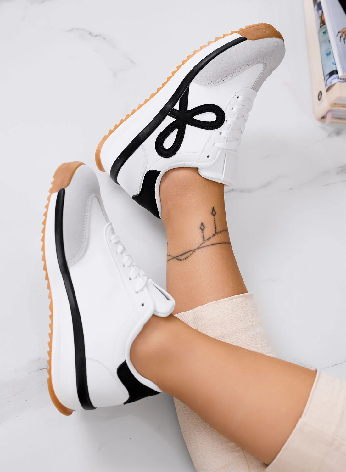 DIAZ - Sneakers bianche con fiocco nero e suola bicolore - Image 3