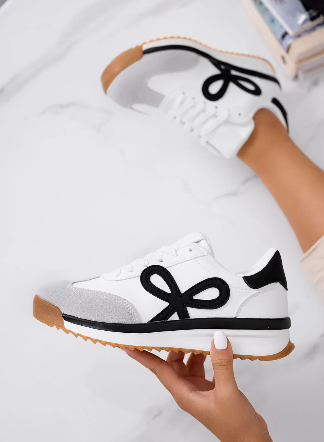 DIAZ - Sneakers bianche con fiocco nero e suola bicolore - Image 4