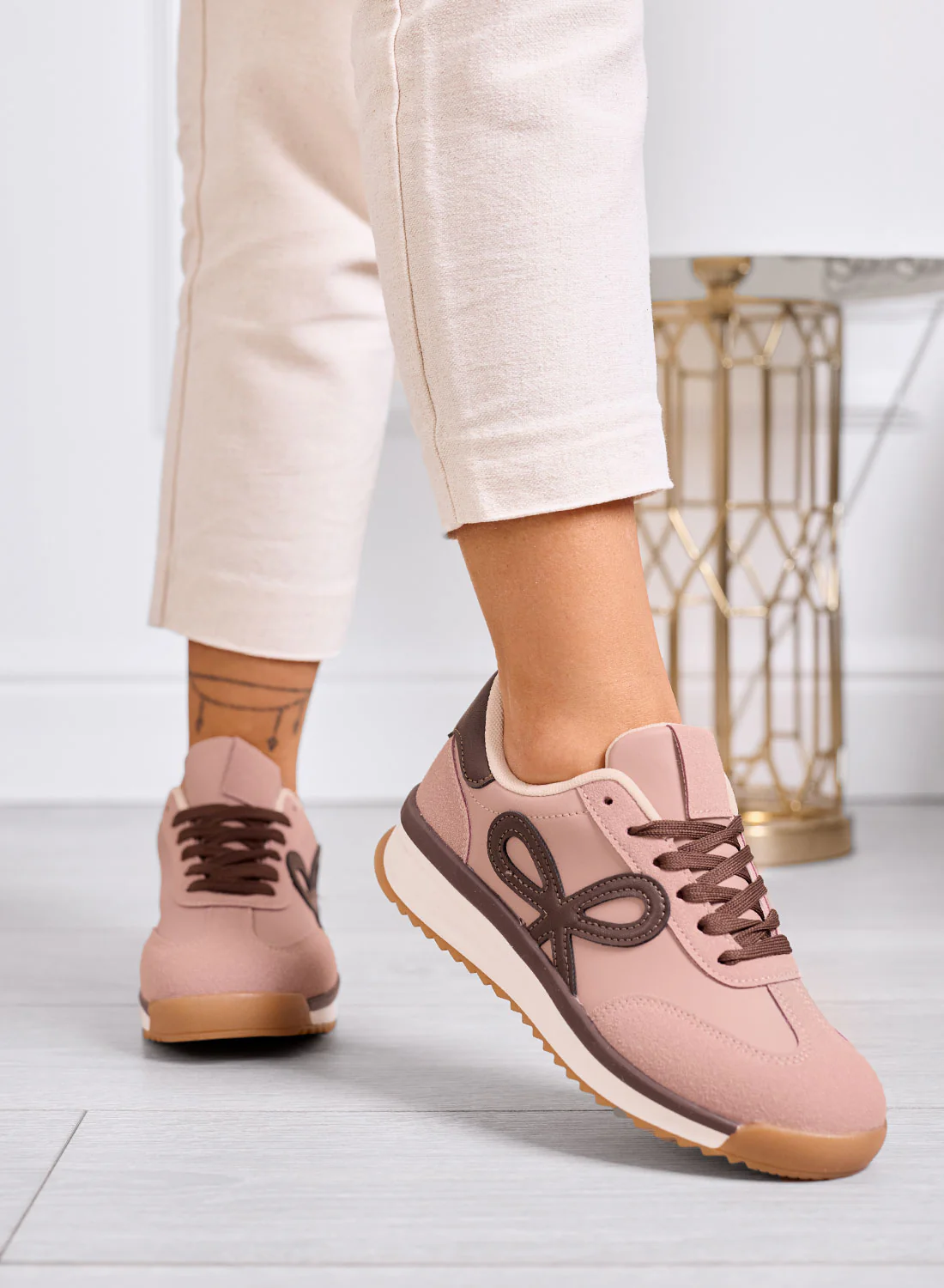 DIAZ - Sneakers rosa con fiocco marrone e suola bicolore - Image 2