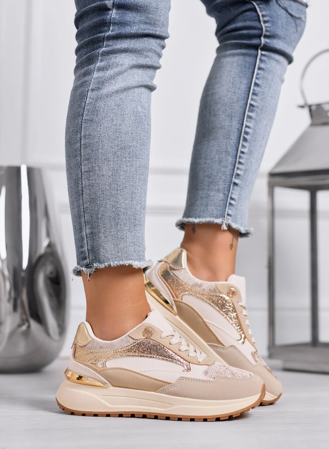 Sneakers beige e oro con dettagli metallizzati e suola platform - Image 3