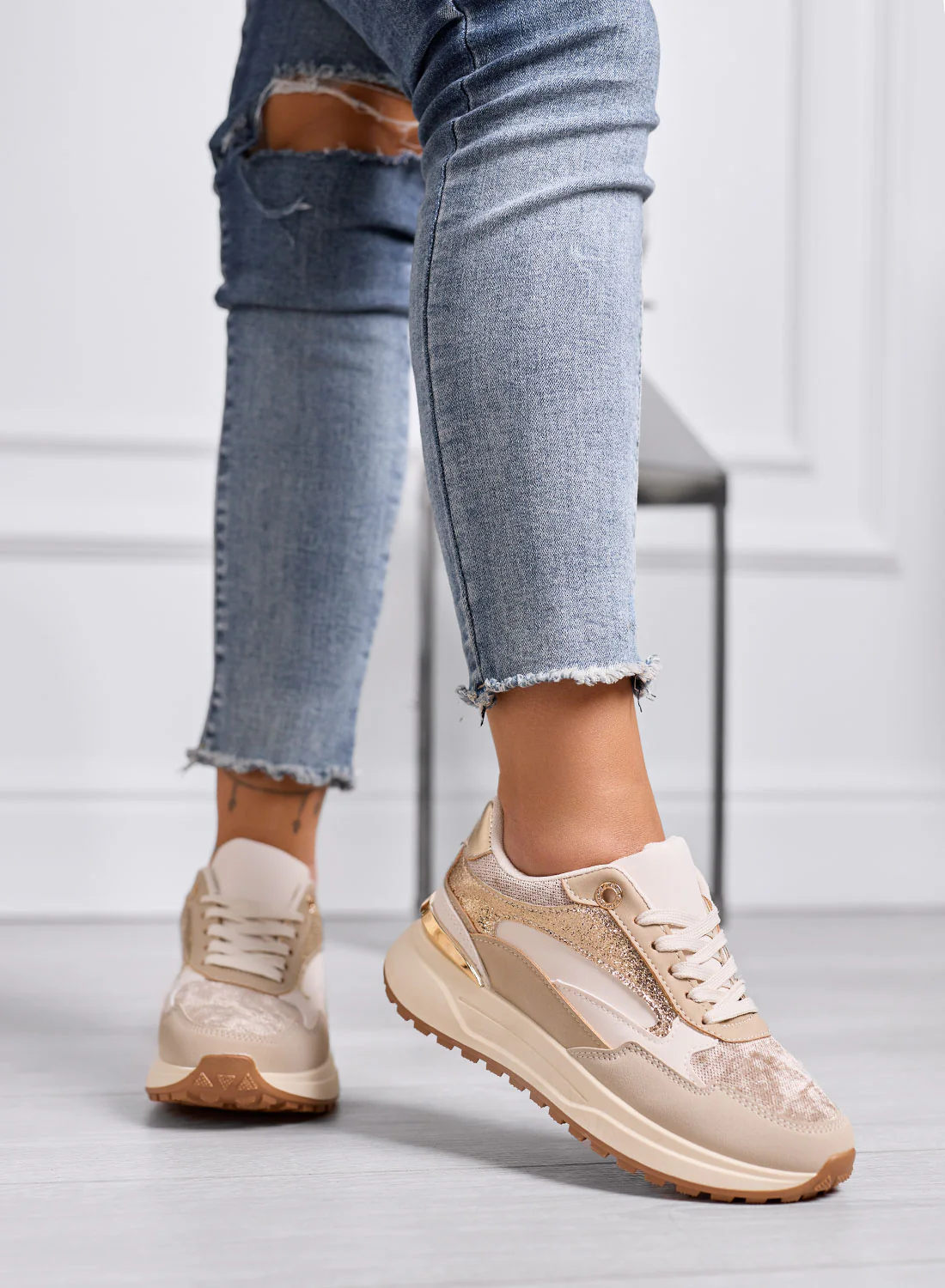 Sneakers beige e oro con dettagli metallizzati e suola platform - Image 4