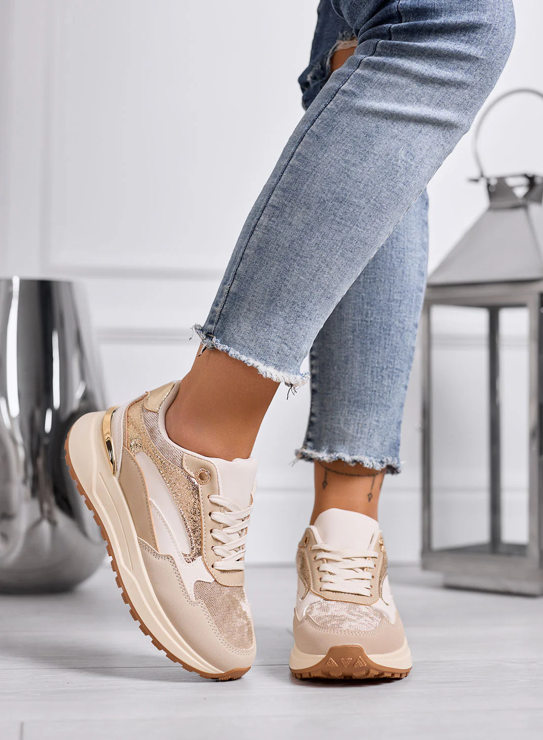 Sneakers beige e oro con dettagli metallizzati e suola platform - Image 5