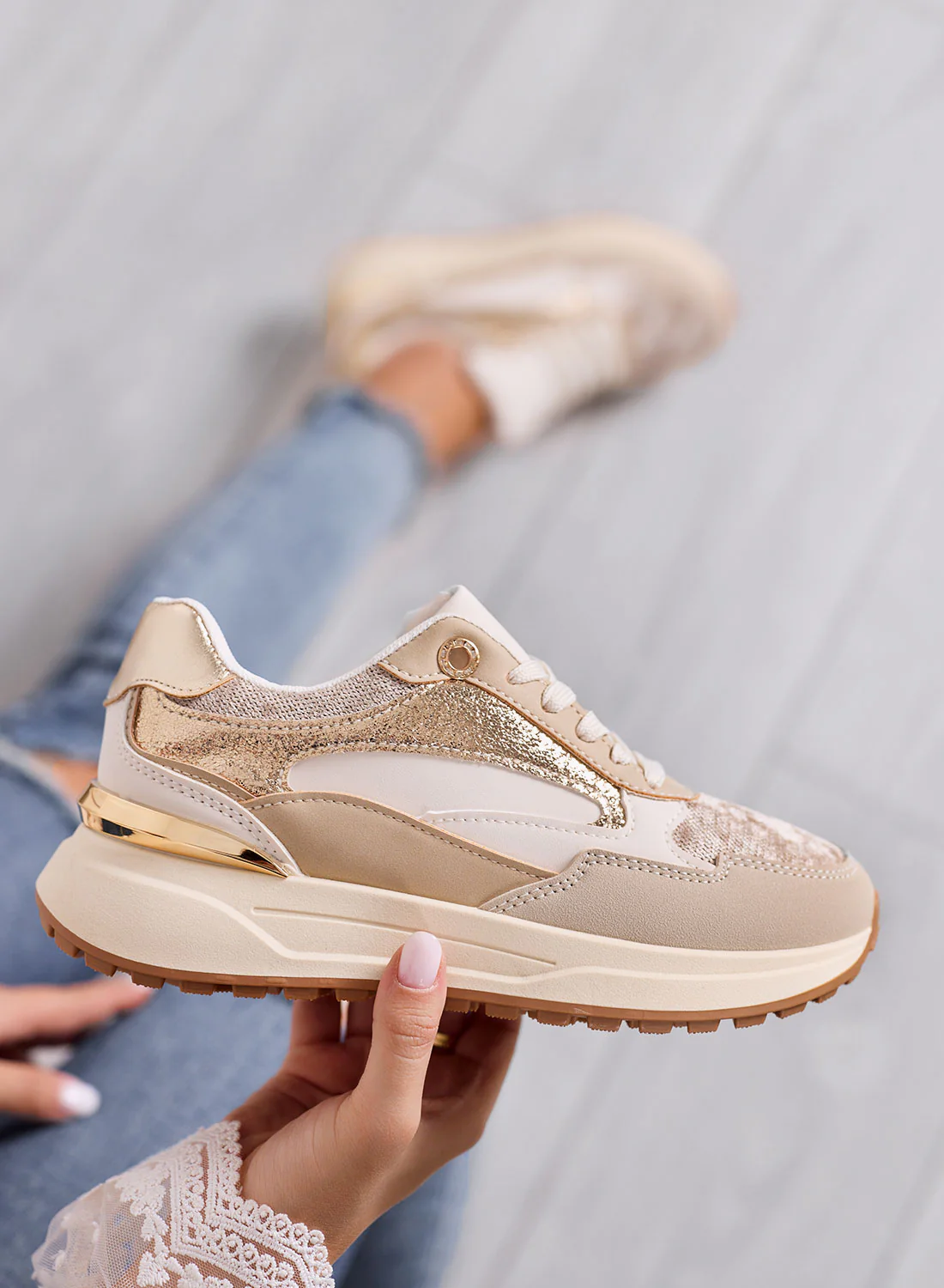 Sneakers beige e oro con dettagli metallizzati e suola platform - Image 6