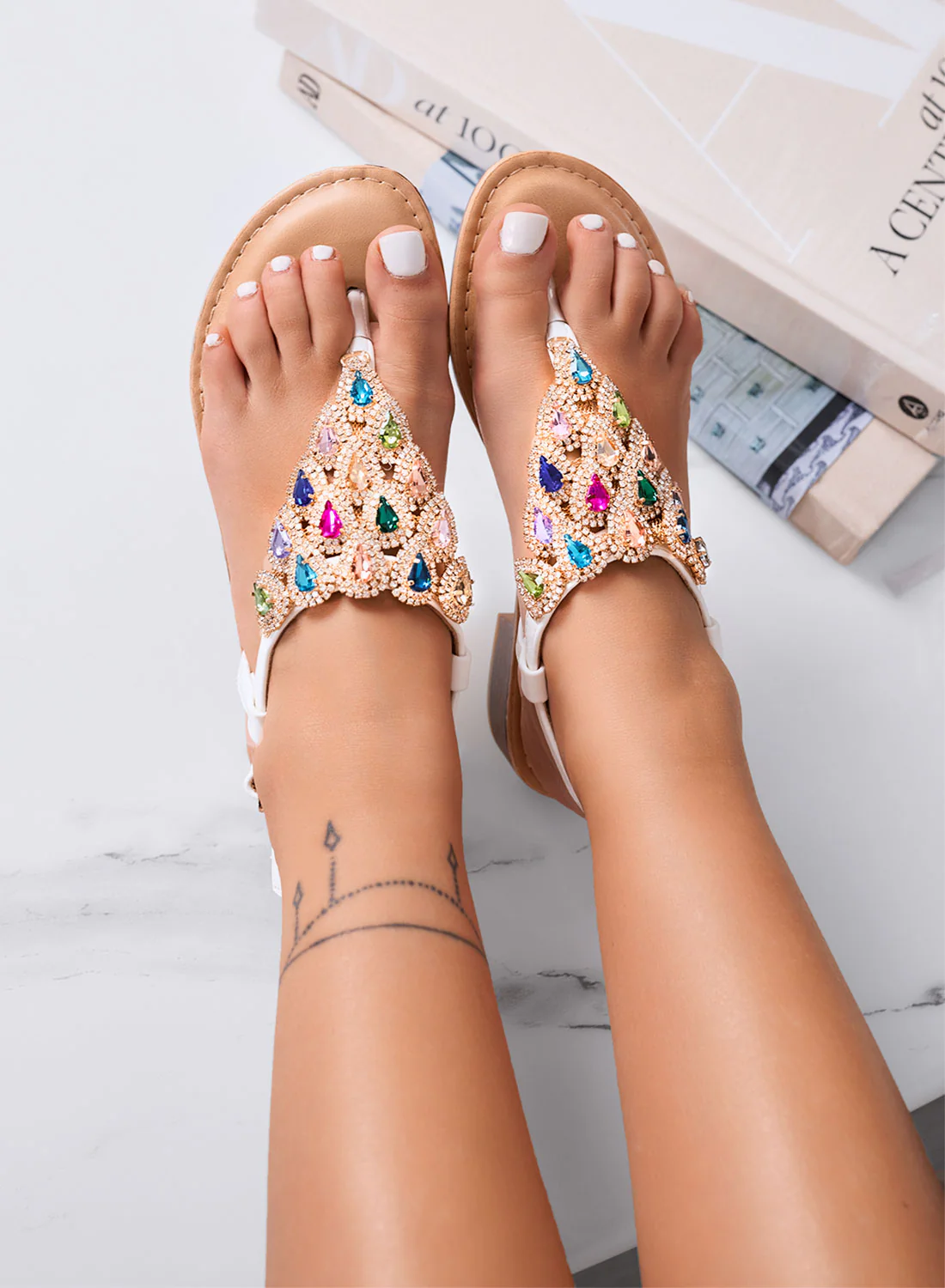 DREAMS - Sandali bianchi bassi con pietre multicolor e design a T - Image 3