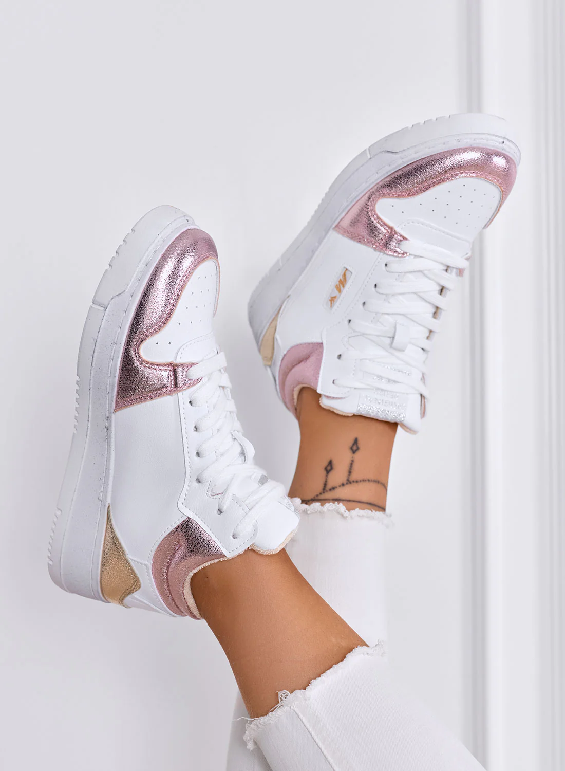 ENRICA - Sneakers Bianche con Dettagli Rosa Metallizzato e Suola Platform - Image 2