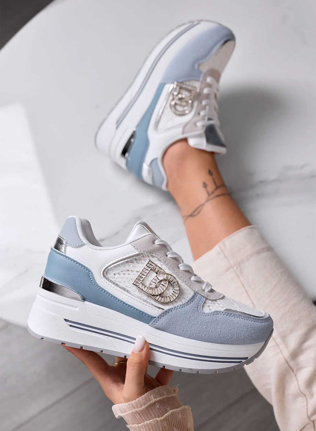 ESTER - Sneakers azzurre Platform con Dettagli grigi e Logo Gioiello