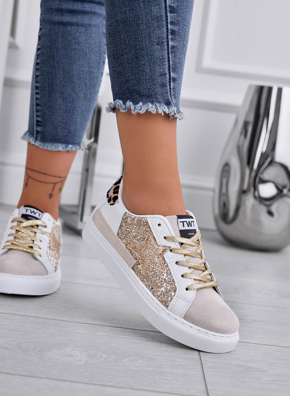 Sneakers beige con stella e inserti glitter oro - Image 2