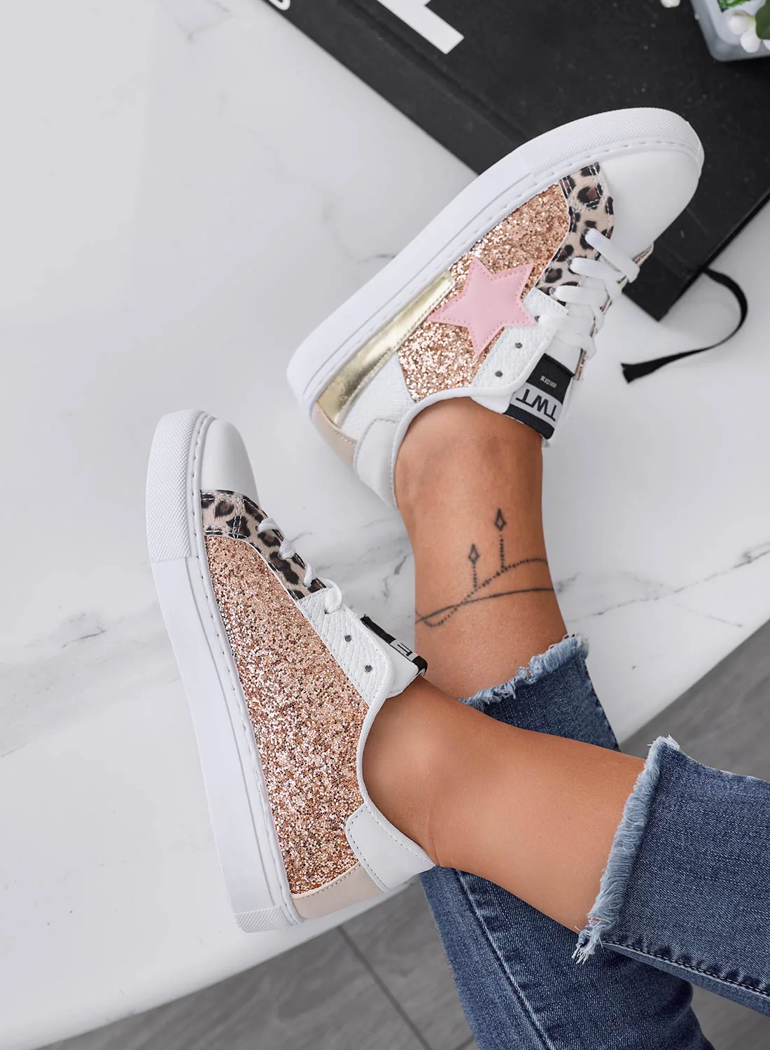 Sneakers bianche con stella e inserti glitter oro rosa - Image 3