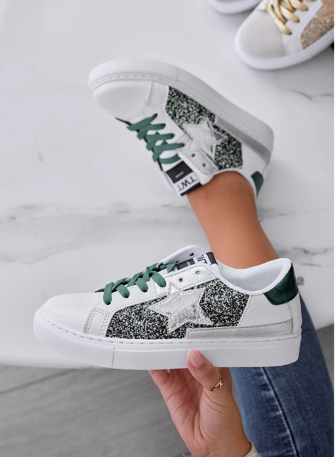 Sneakers bianche con stella e inserti glitter verdi - Image 3